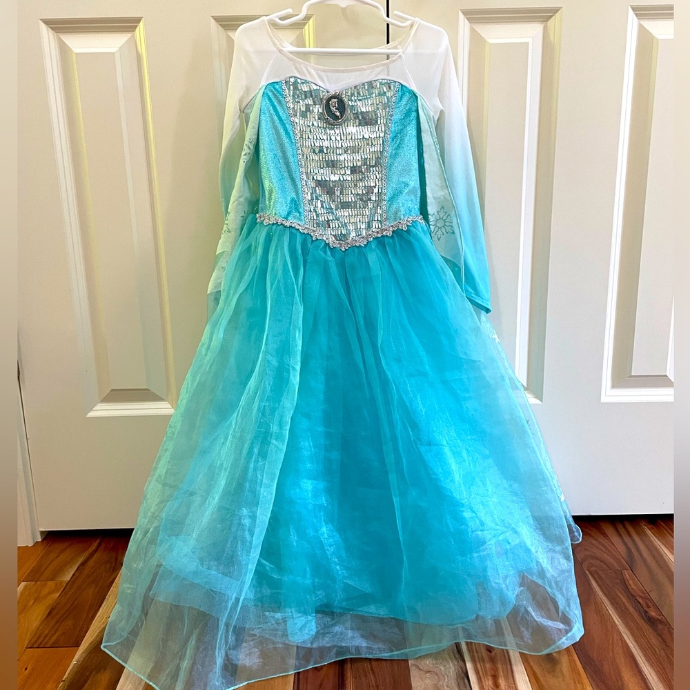 Elsa Dress Up Disney Store #Elsadress #Elsadressup #elsacostume #disneyelsa